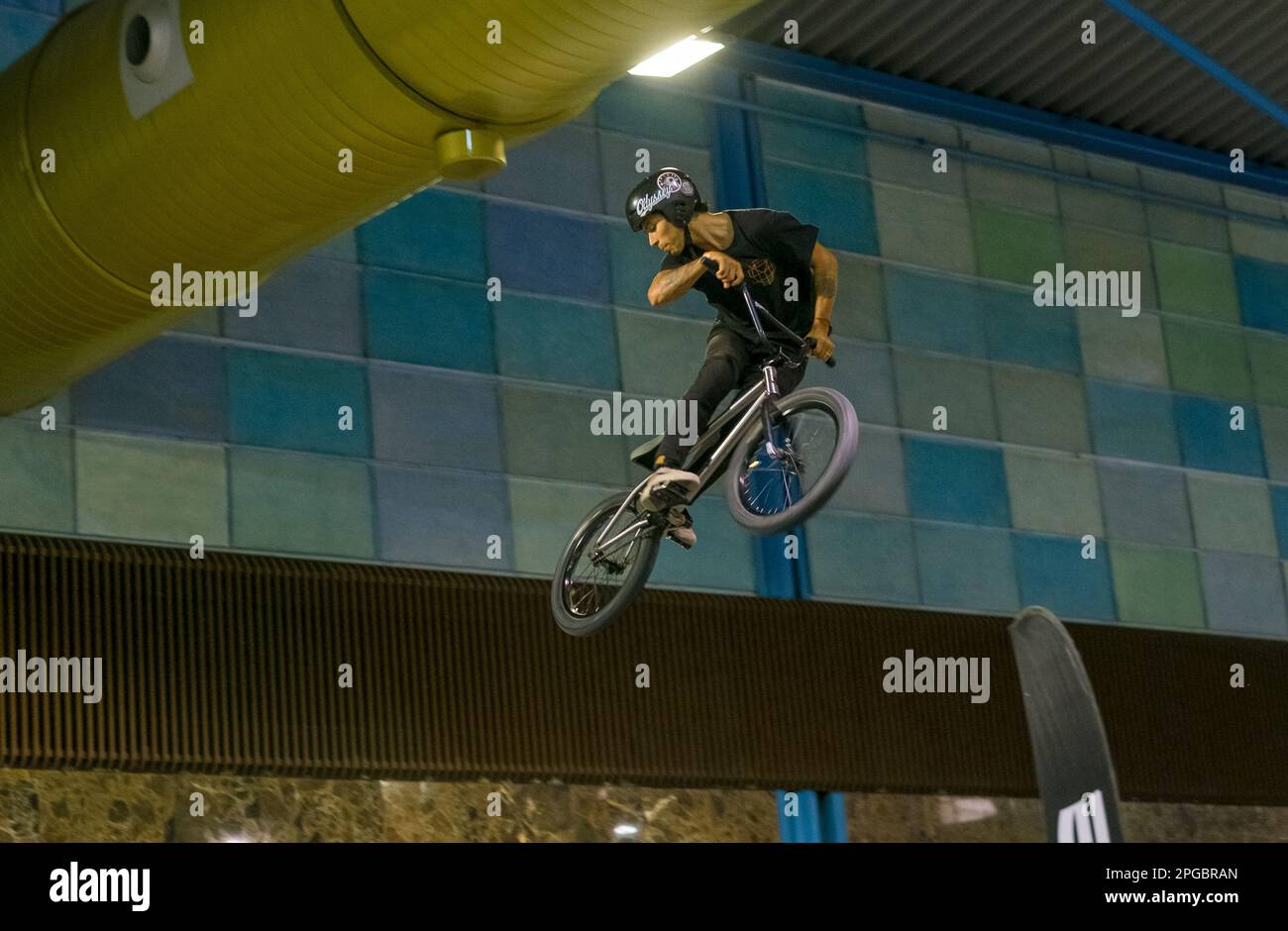 Malaga, Spagna - 20 maggio 2018. Uomo sconosciuto su bmx fare trucchi durante il Salón Moto & Bike Andalucía, città di Malaga, Spagna Foto Stock