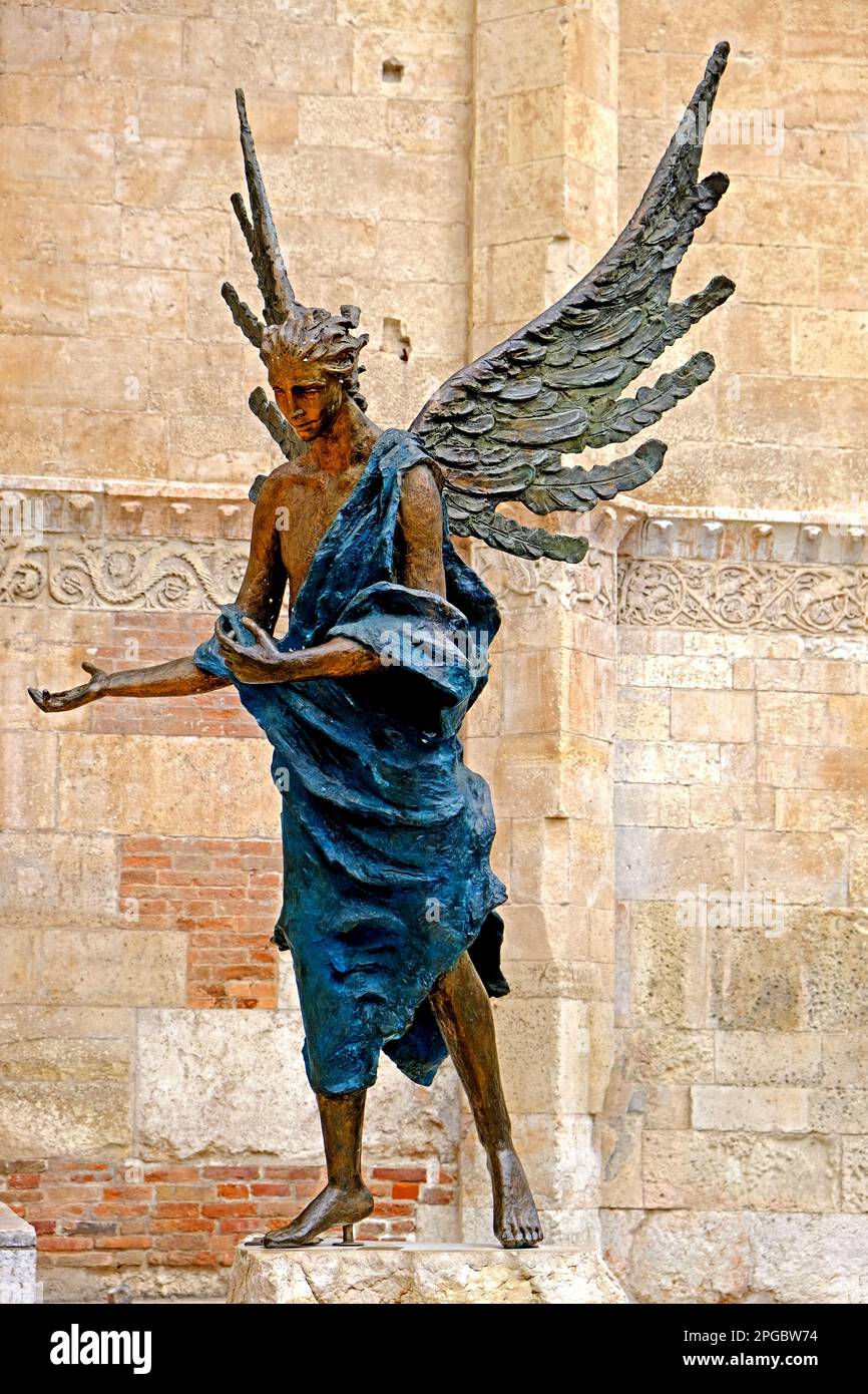 L'Angelo Blu fuori dal Duomo Cattedralle di S. Maria Matricolare Foto Stock