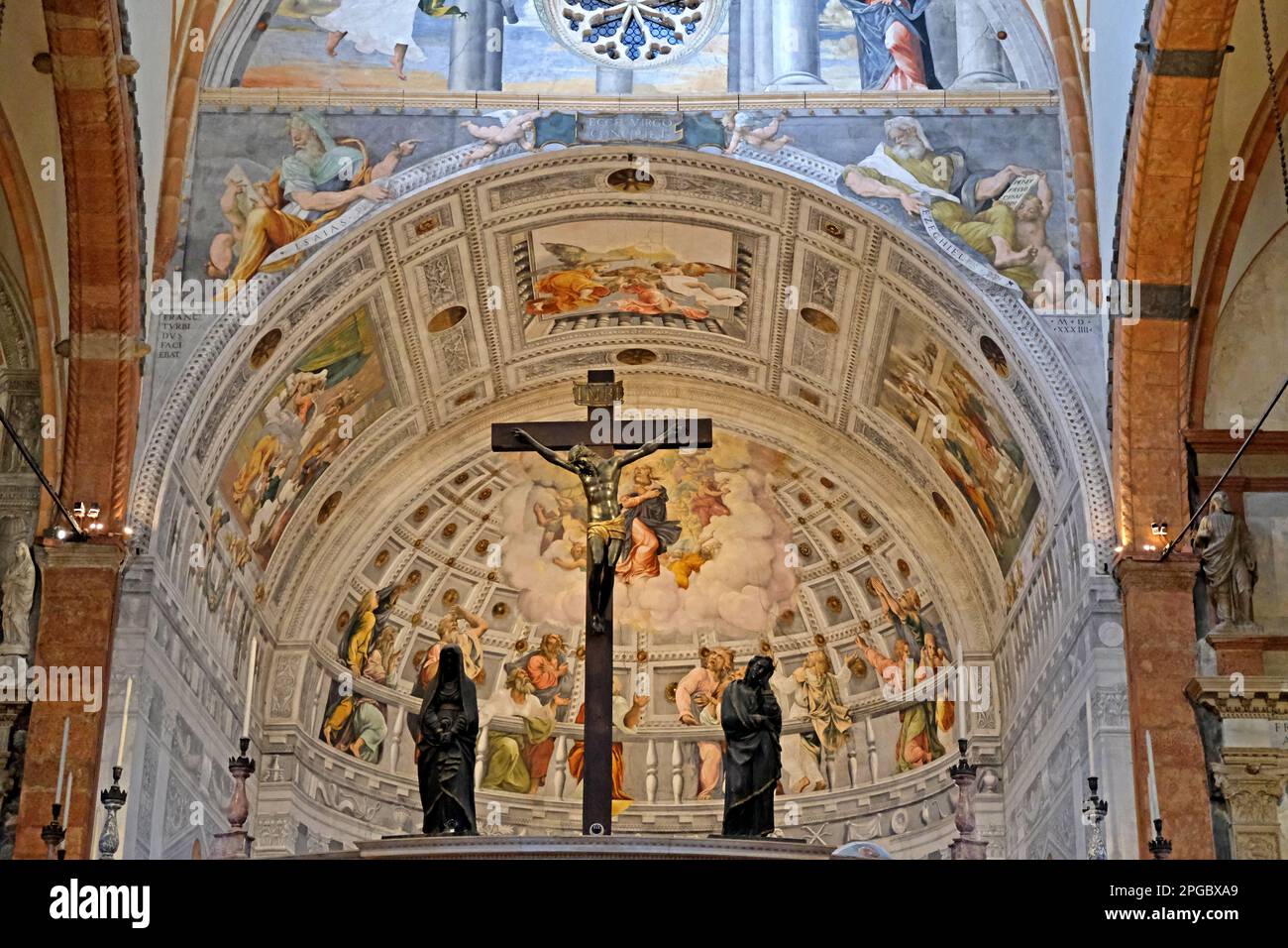 L'altare e la cupola di la Cattredale a Verona Foto Stock
