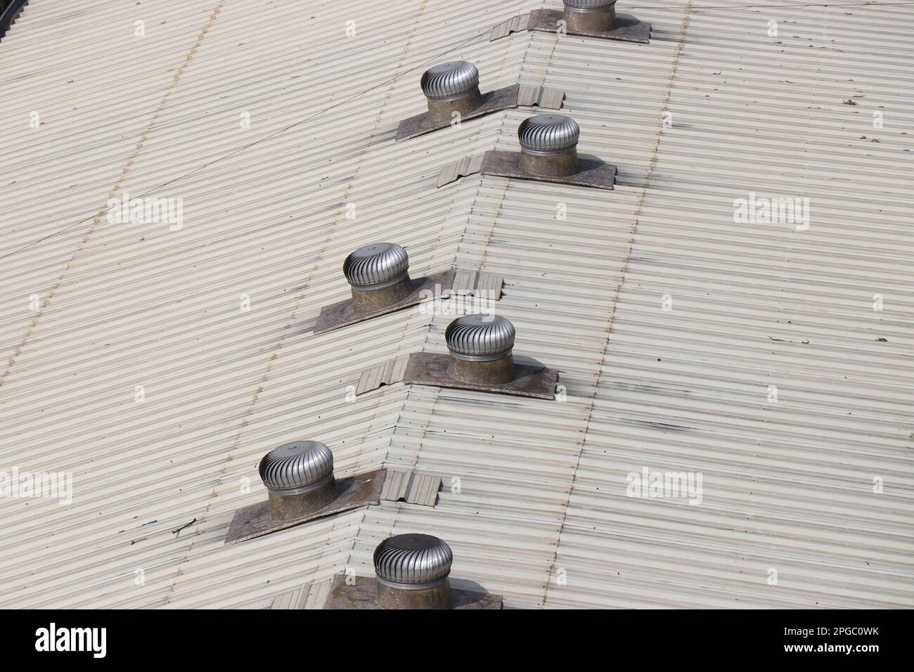 Ventilatori per tetti ad aria su superfici di tetti in lamiera con luce naturale all'aperto Foto Stock