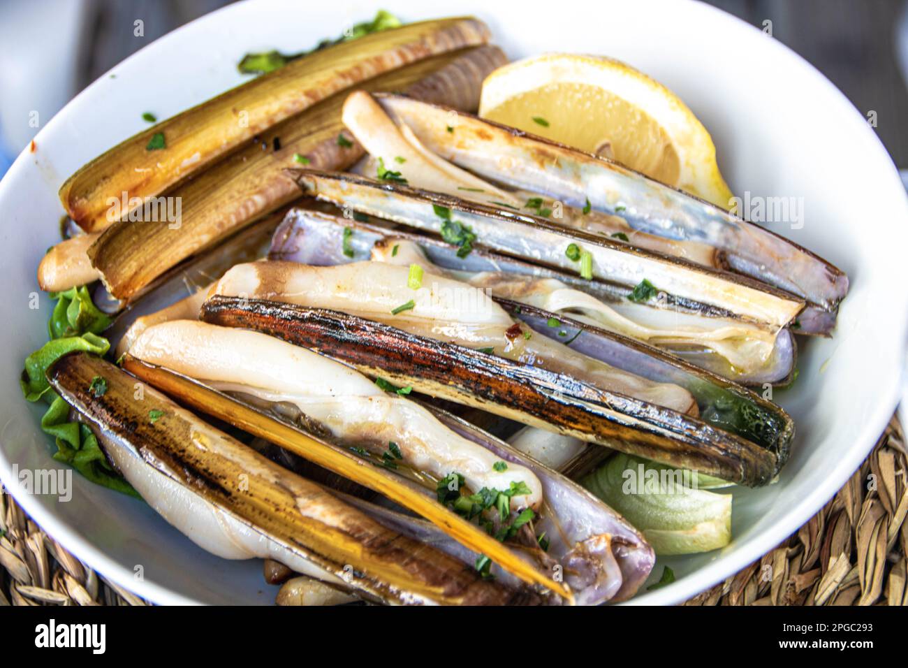 piatto di vongole di rasoio alla griglia, ricetta tipica galiziana e  servito come tapa Foto stock - Alamy