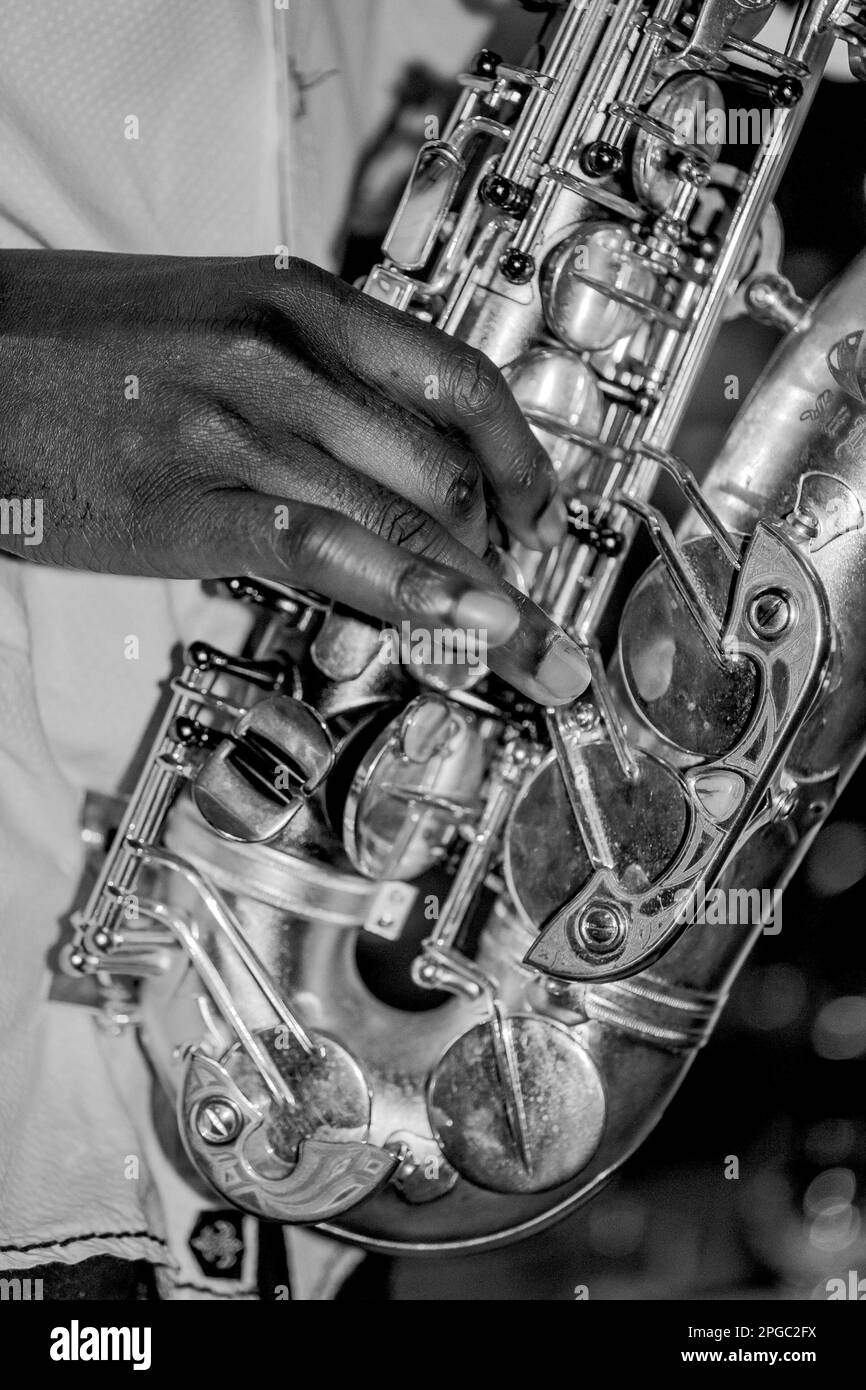 Musicista jazz che suona il sassofono Foto Stock