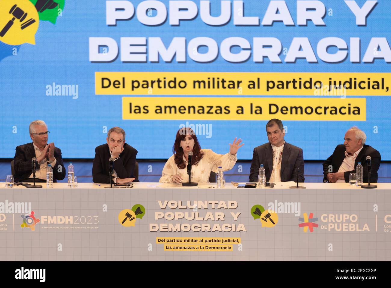 Buenos Aires, Argentina, 21st marzo 2023. Il Grupo Puebla ha tenuto un incontro internazionale per sostenere Cristina Fernandez de Kirchner nel quadro degli anni '3rd. Forum mondiale sui diritti umani. (L-R) Baltasar Garzón, giurista spagnolo, José Luis Rodríguez Zapatero, ex presidente della Spagna, Cristina Fernández de Kirchner, attuale vicepresidente della nazione, Rafael Correa, ex presidente dell'Ecuador, ed Ernesto Samper, ex presidente della Colombia. (Credit: Esteban Osorio/Alamy Live News) Foto Stock