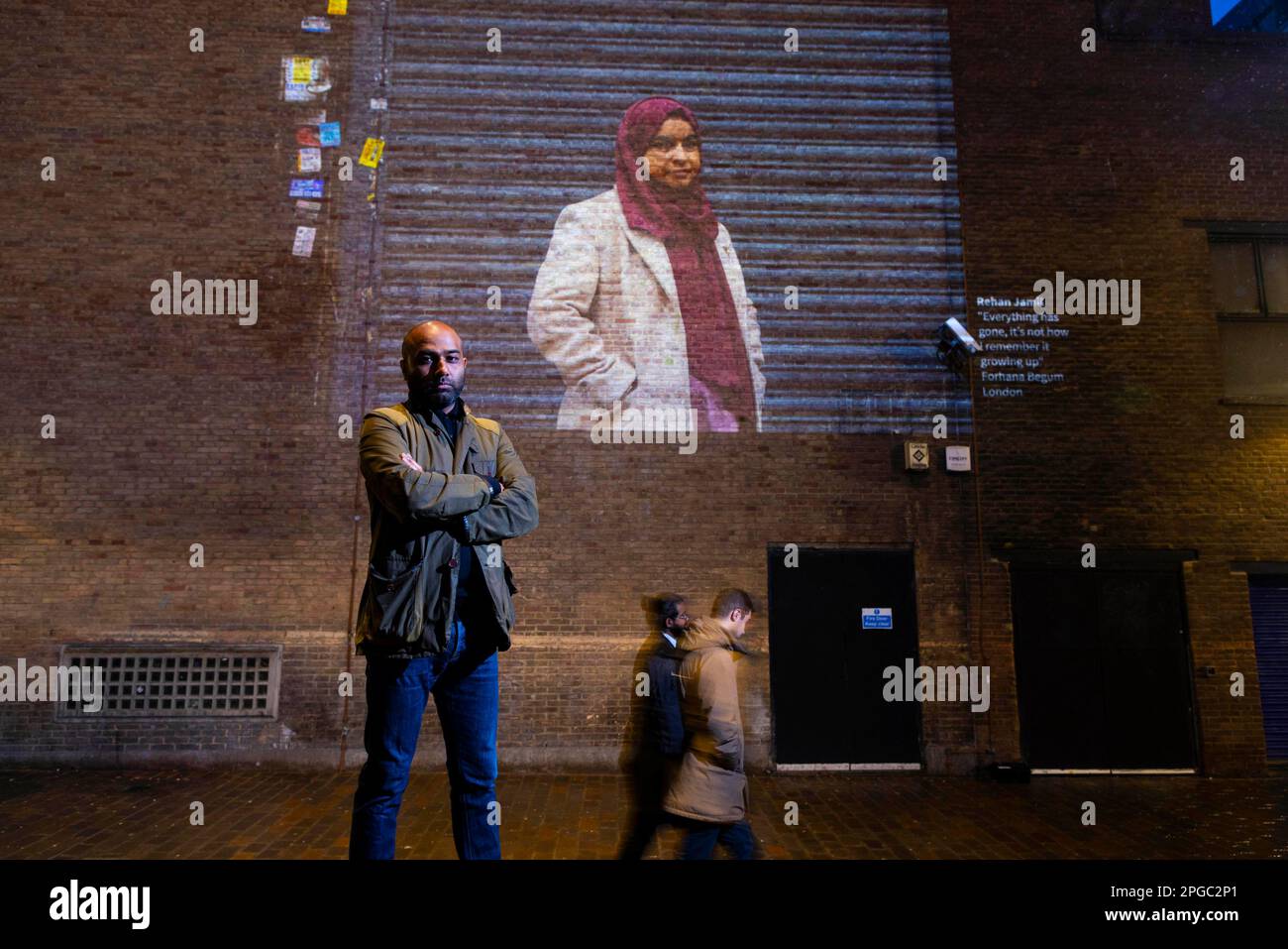 SOLO PER USO EDITORIALE Rehan Jamil presenta una delle sue foto tratte dalla mostra all'aperto Picturing High Streets della storica Inghilterra, proiettata all'esterno della Photographers' Gallery di Londra. Data di emissione: Mercoledì 22 marzo 2023. Foto Stock