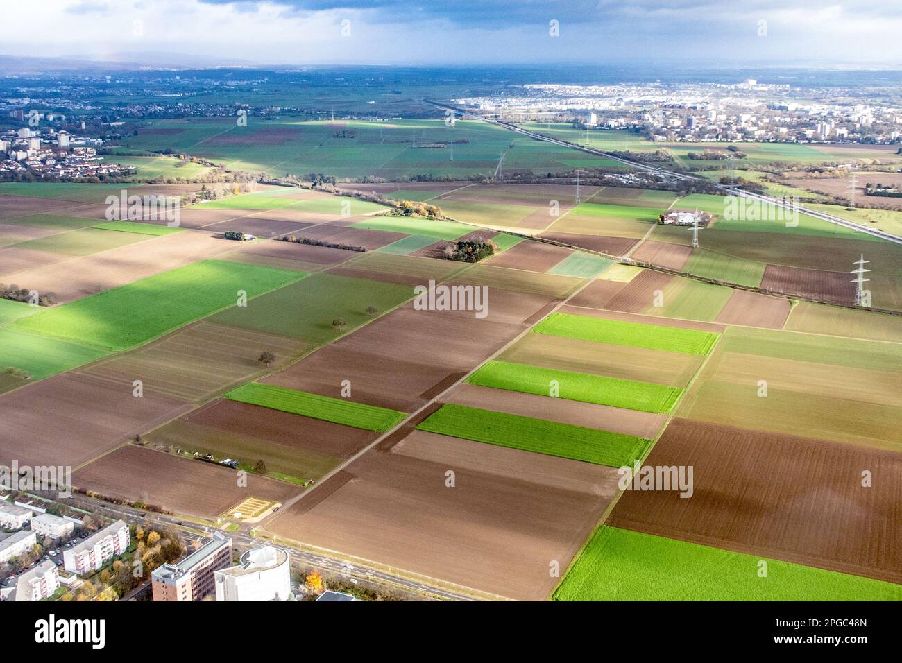 Vista sul paesaggio agricolo dell'Assia vicino all'autostrada 66, zona Rhein-Main, Germania Foto Stock