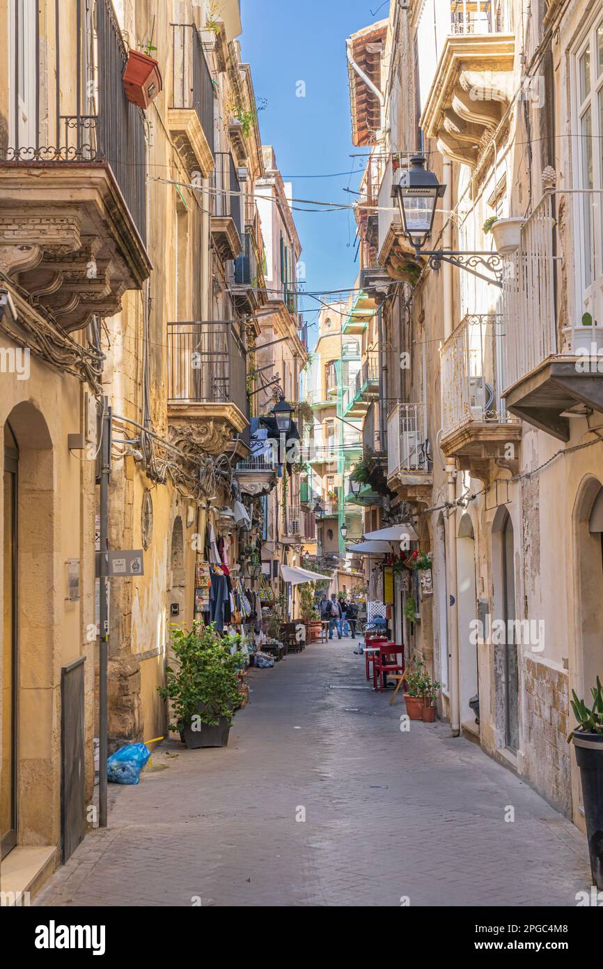 Scena stradale sull'Isola di Ortigia Siracusa Sicilia Foto Stock