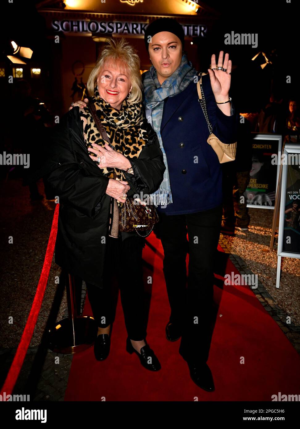 Stefanie Simon und Julian F.M. Stockel bei der Premiere des Theatestücks 'Biedermann und die Brandstifter' im Schlosspark Theater. Berlino, 18.03.2023 Foto Stock