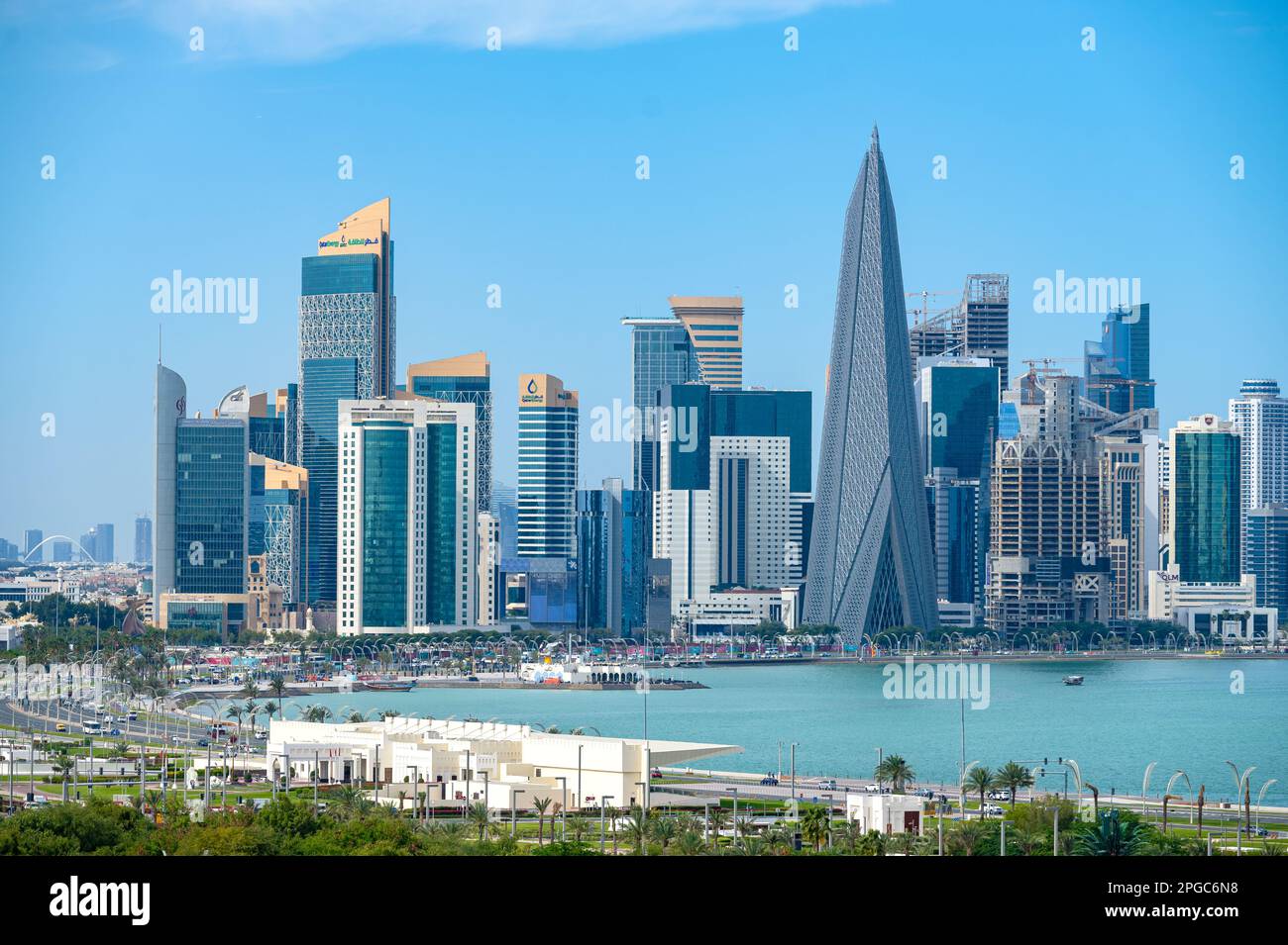 Splendida vista aerea dello skyline di Doha dal Corniche bidda Park Foto Stock