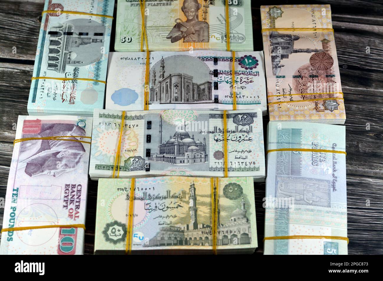 Pile e pile di banconote in moneta egiziana messe insieme con fasce in gomma in diversi valori di fattura di 1 LE, 5, 10, 20 EGP e cinquanta pia Foto Stock