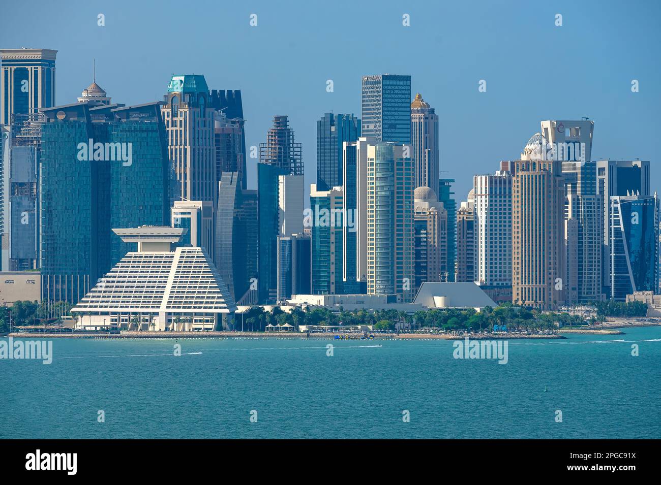 Splendida vista aerea dello skyline di Doha dal Corniche bidda Park Foto Stock