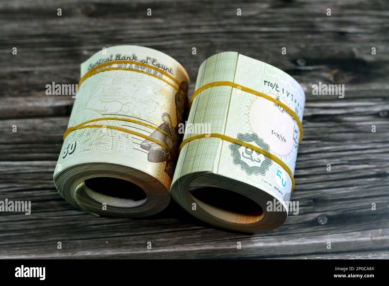 50 piasters metà EGP LE egiziane sterline banconote in denaro arrotolato con fasce di gomma con un'immagine della moschea di al Azhar e Ramesses II il secondo 2nd, ad esempio Foto Stock