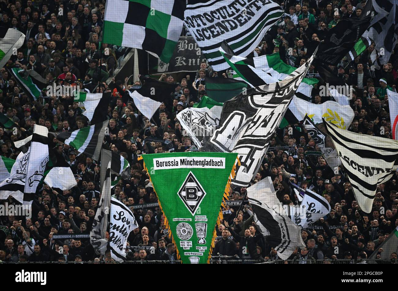 Bundesliga, Borussia Park Mönchengladbach: Borussia Mönchengladbach vs Werder Bremen; Mönchengladbach tifosi nel Nordkurve. Fan, fan, cultura dei fan, entusiasmo Foto Stock