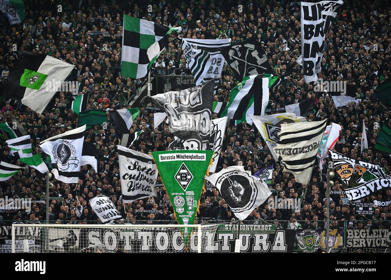 Bundesliga, Borussia Park Mönchengladbach: Borussia Mönchengladbach vs Werder Bremen; Mönchengladbach tifosi nel Nordkurve. Fan, fan, cultura dei fan, entusiasmo Foto Stock