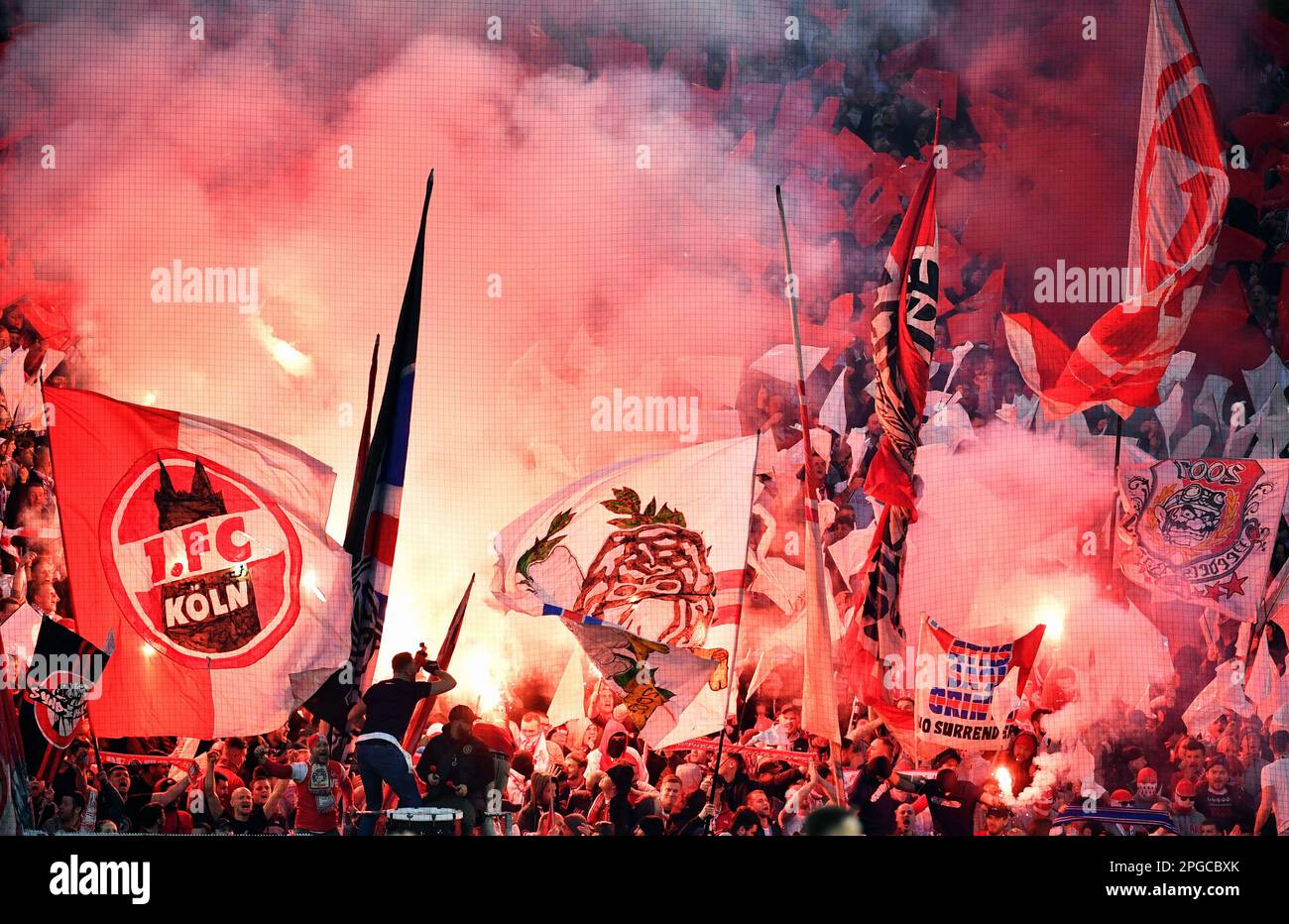 Bundesliga, Signal Iduna Park Dortmund: Borussia Dortmund vs 1. FC Köln; pirotecnica nel blocco ventole di Colonia. Fan, tifosi, entusiasmo, Bengalos, fuoco bengala, pirotecnica, piro. Foto Stock