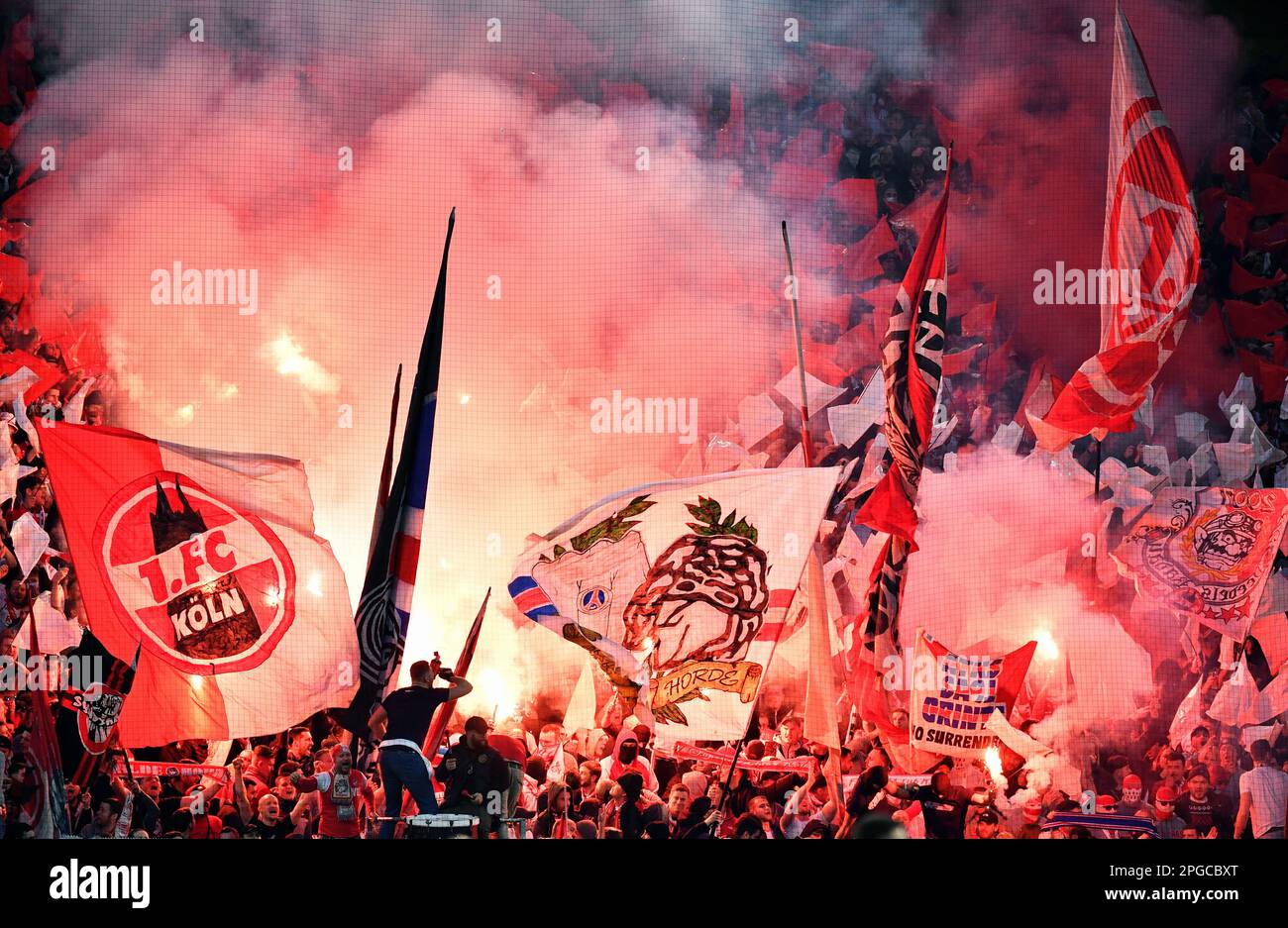 Bundesliga, Signal Iduna Park Dortmund: Borussia Dortmund vs 1. FC Köln; pirotecnica nel blocco ventole di Colonia. Fan, tifosi, entusiasmo, Bengalos, fuoco bengala, pirotecnica, piro. Foto Stock