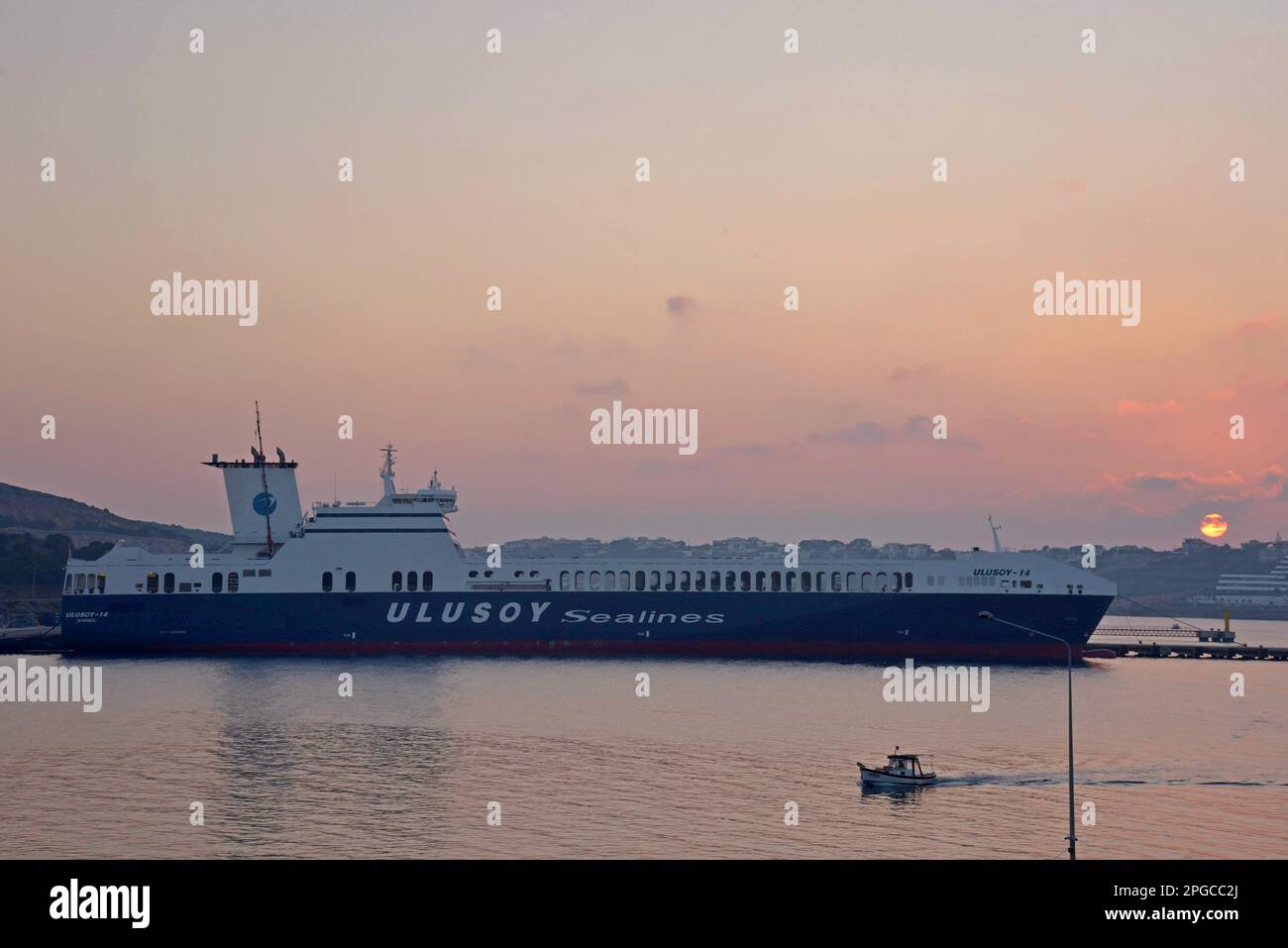 RO-Ro nave Cargo Ulusoy 14, stazza lorda 31.540 tonnellate, gestita da Ulusoy Sealines, nel porto di Cesme, Turchia, dicembre 2022 Foto Stock