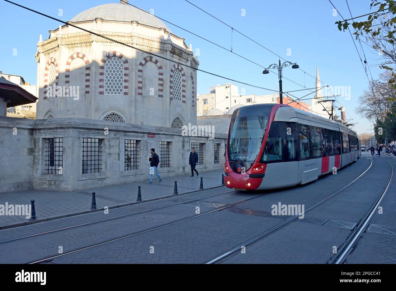 Tram turco fuori dallo storico complesso delle Tombe Sinan Pasha, Istanbul, Turchia Foto Stock