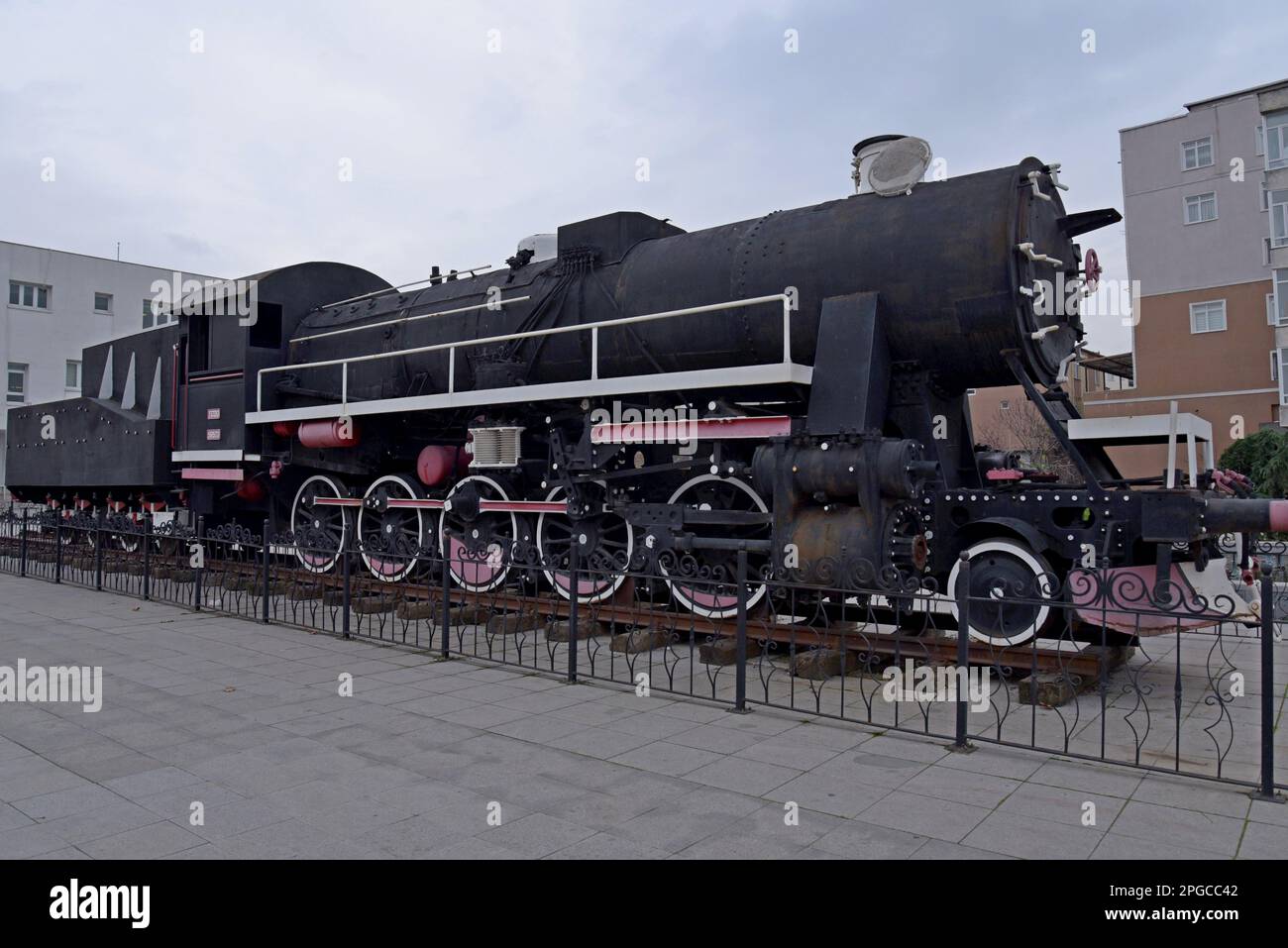 A conservato ex Ferrovie turche 2-10-0 Orenstein & Koppel Steam loco No. 56520 ex Ferrovie turche, in mostra alla stazione ferroviaria di Gebze, Turchia Foto Stock