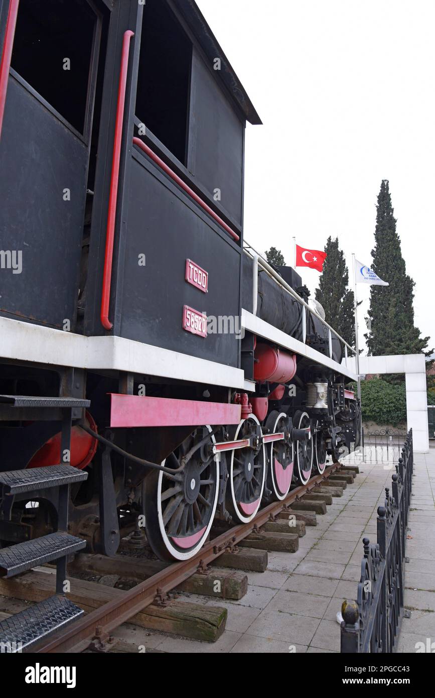A conservato ex Ferrovie turche 2-10-0 Orenstein & Koppel Steam loco No. 56520 ex Ferrovie turche, in mostra alla stazione ferroviaria di Gebze, Turchia Foto Stock