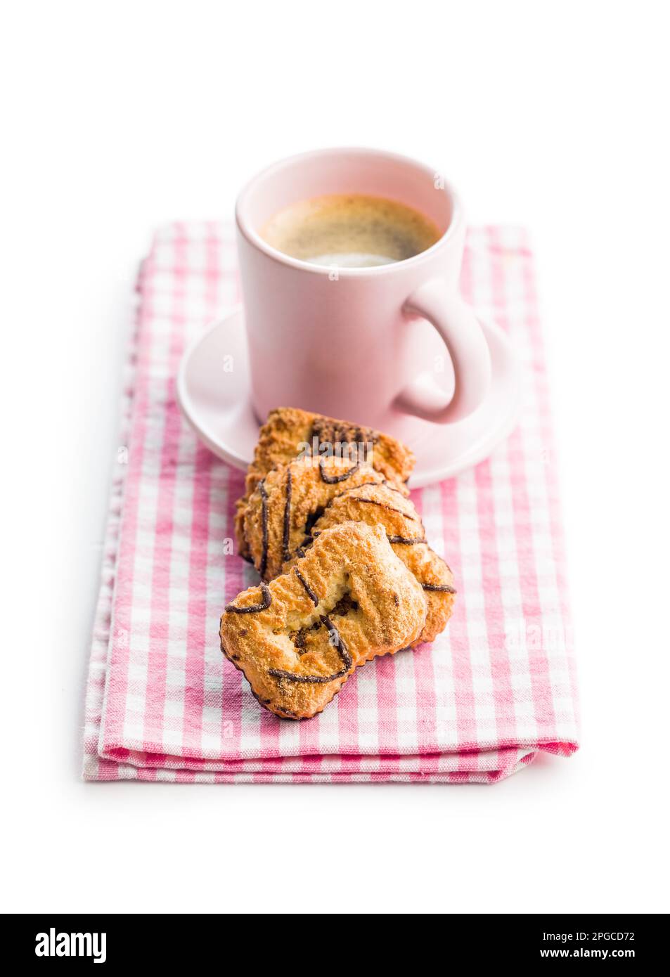 Vari biscotti assortiti e una tazza di caffè. Biscotti dolci isolati su fondo bianco. Foto Stock