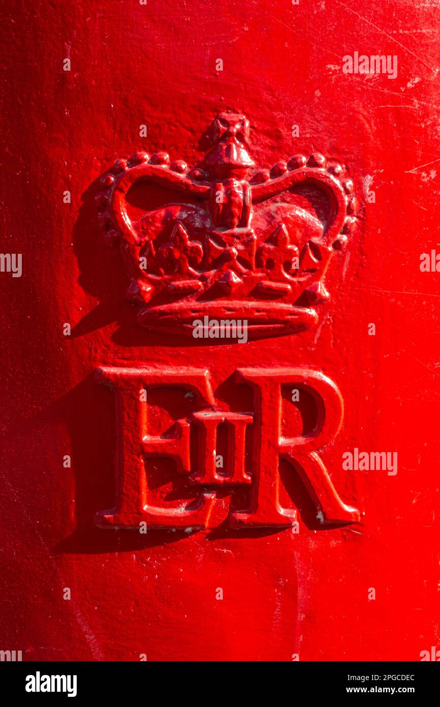 Un particolare di una casella postale rossa con il cifrario della regina Elisabetta II Foto Stock