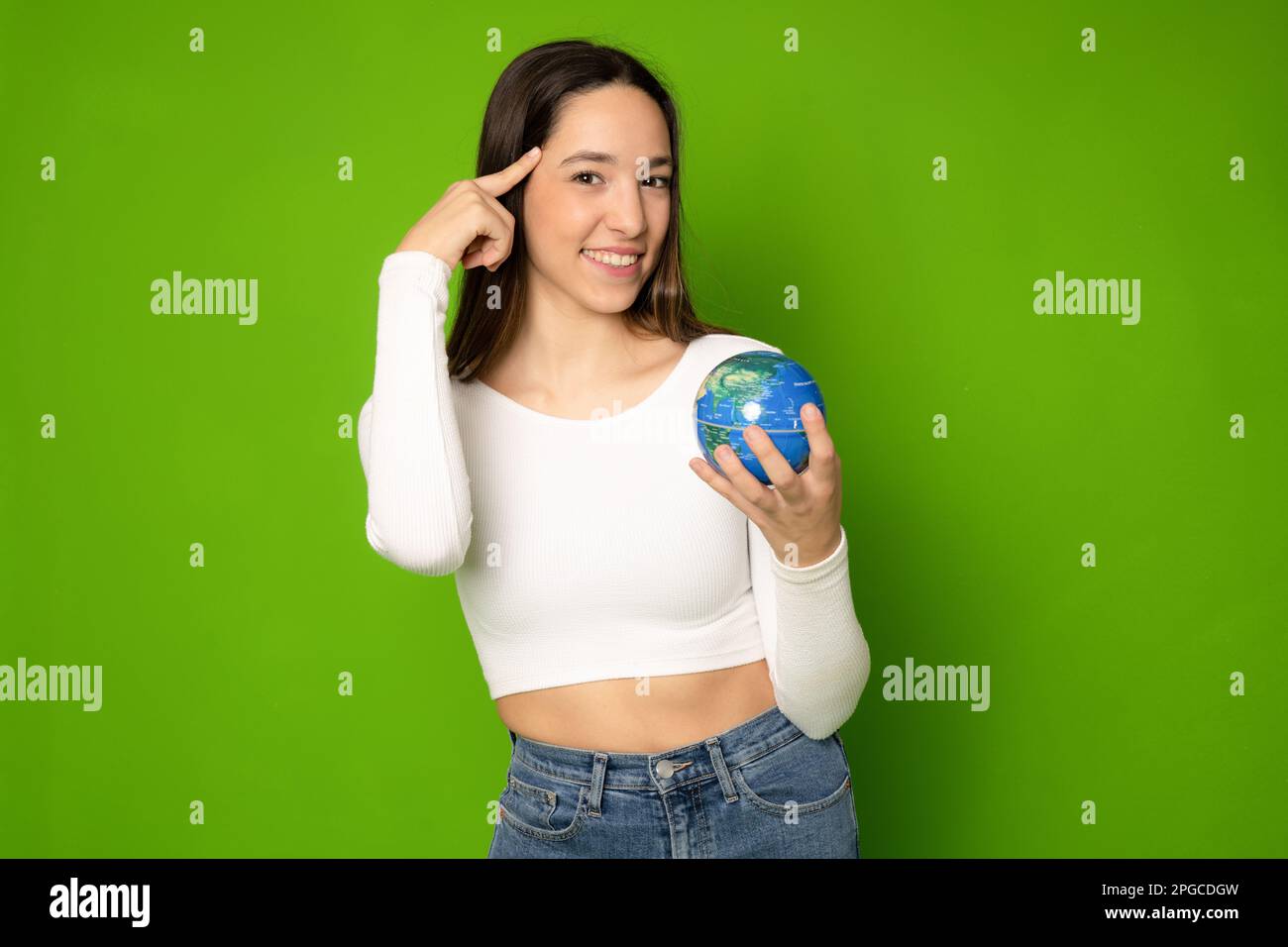 Concetto geografico. Giovane donna caucasica eco-attivista abbracciando il globo terrestre con cura, proteggendo il pianeta da contaminazione, immondizia, travelin Foto Stock