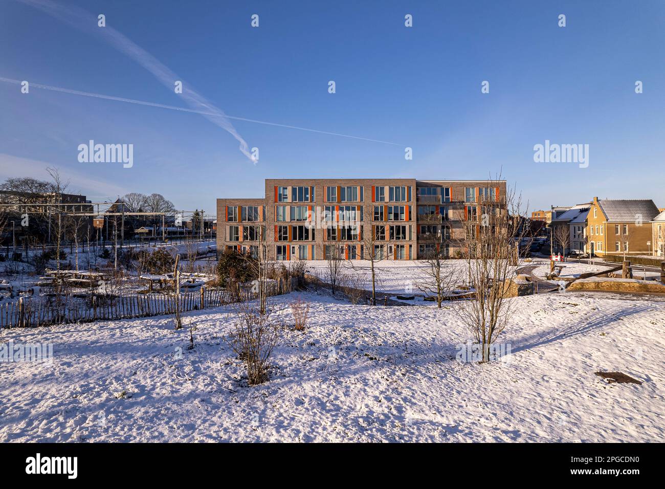 Facciata esterna abitazione residenziale presso l'Ettegerpark durante l'alba dopo una tempesta di neve con Ettegerpark coperto di neve. Foto Stock