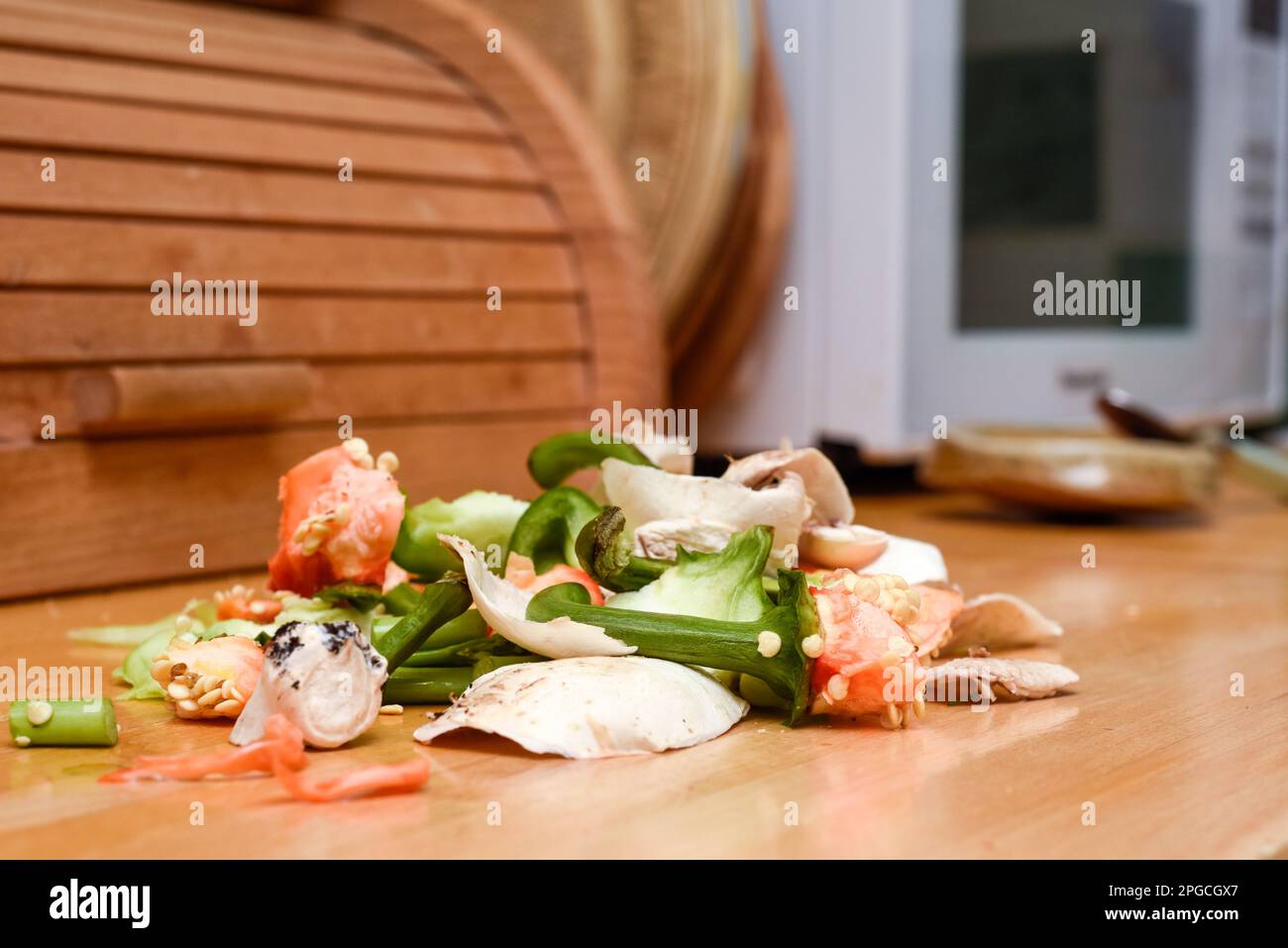 Rifiuti domestici di cibo per compost in casa cucina interno Foto Stock
