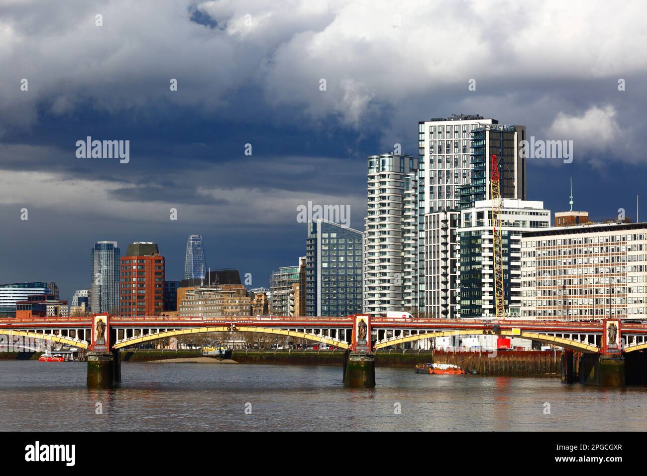 Guarda a valle lungo il Tamigi fino al ponte Vauxhall, One Blackfriars Road / 'The Boomerang' Building a Bankside in Distance, Londra, Inghilterra Foto Stock