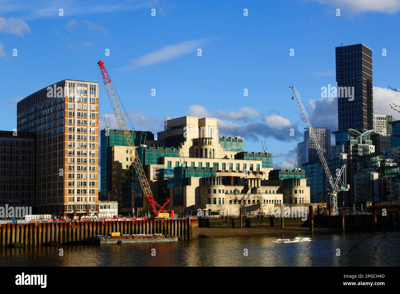 Vista sul Tamigi da Millbank all'edificio MI6 e alle gru nei vicini cantieri, Londra, Inghilterra Foto Stock