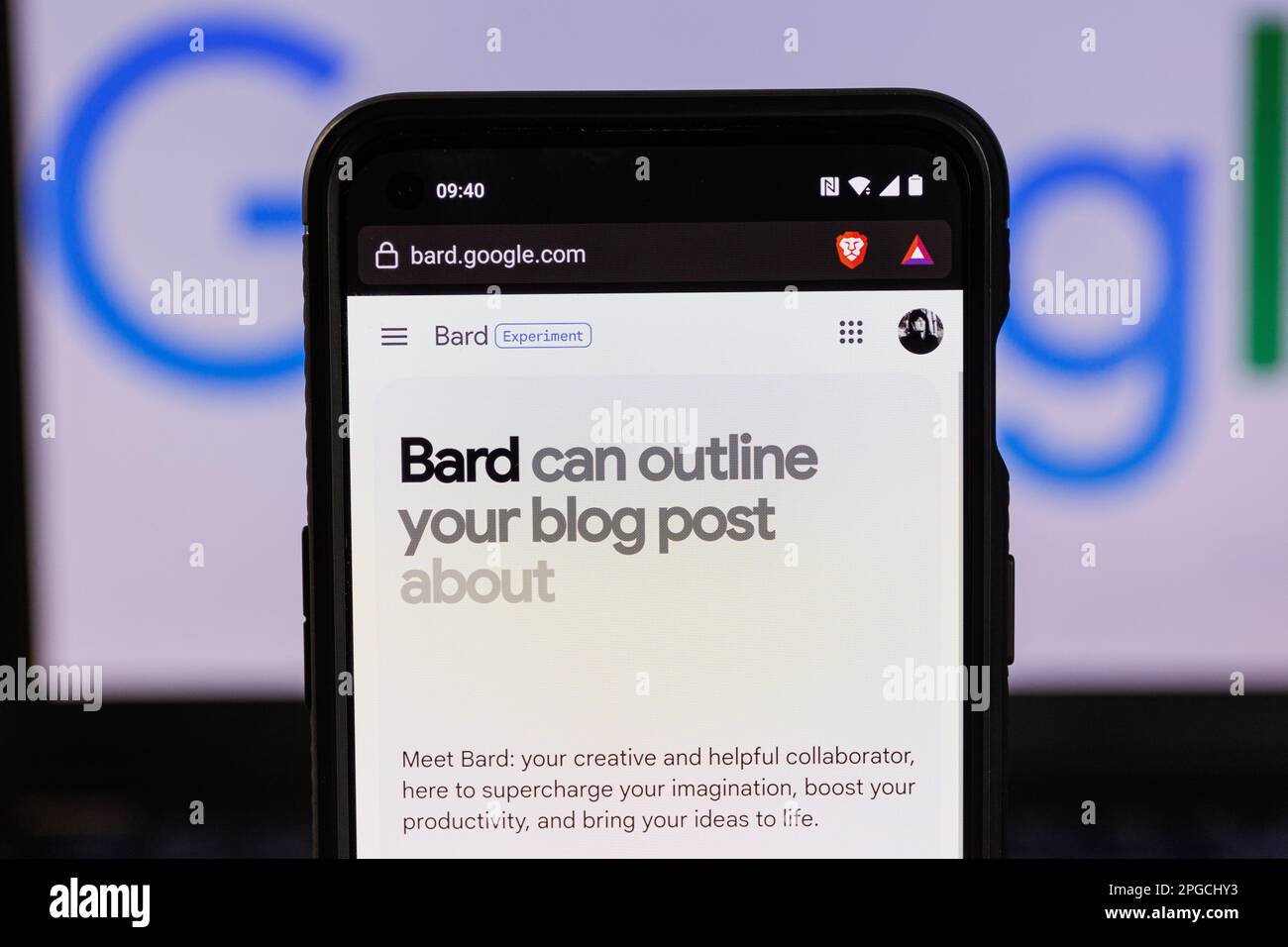 Kaunas, Lituania - 2023 marzo 22: Google bard ai sullo schermo. Google ha lanciato il nuovo chatbot di intelligenza artificiale Bard. Foto di alta qualità Foto Stock