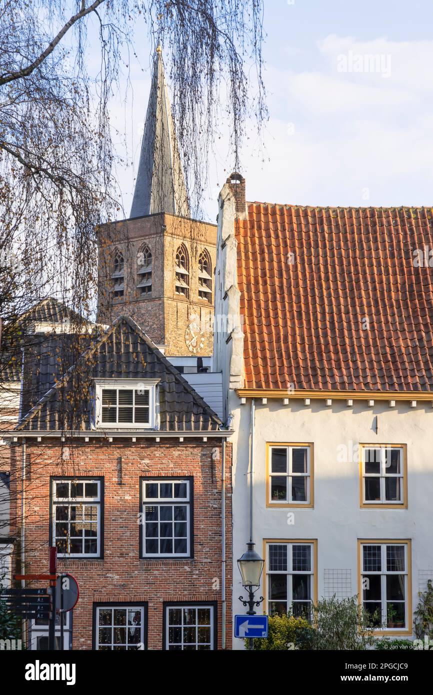 Case sul canale e torre della chiesa nel centro della città di Amersfoort. Foto Stock