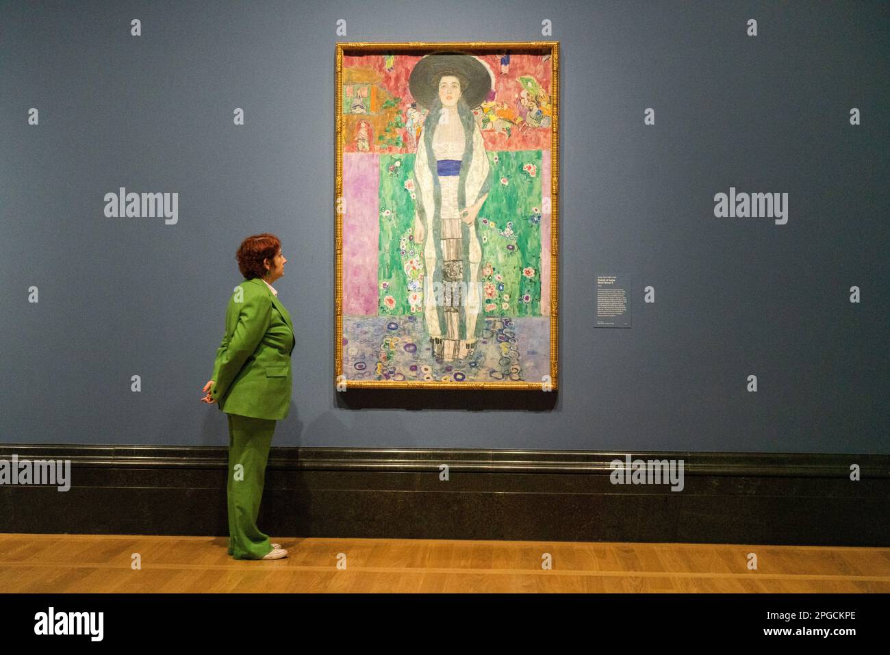 Londra, Regno Unito 22 marzo 2023. Gustav Klimt , Ritratto di Adele Bloch-Bauer II 1912 olio su tela. Anteprima di After Impressionism Inventing Modern Art, grande nuova mostra di circa un centinaio di dipinti e sculture di artisti come Cezanne, Van Gogh, Rodin, Picasso, Matisse, Klimt, Käthe Kollwitz, Sonia Delaunay, Kandinsky e Mondrian e comprende alcune delle più importanti opere d'arte create tra il 1886 e circa il 1914. Credit: amer Ghazzal/Alamy Live News Foto Stock