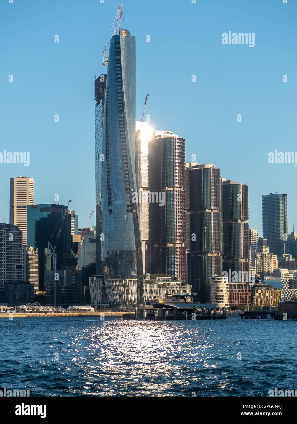 Lo skyline di Sydney include l'edificio piu' alto di Sydney, l'hotel Crown Sydney (chiamato anche un Barangaroo) e il blocco della torre degli appartamenti. Foto Stock