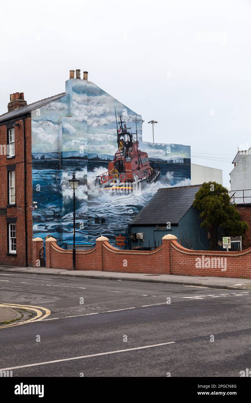 Uno stupefacente murale di una scialuppa di salvataggio in mare sulla parete del pub Ship Inn a Hartlepool, Inghilterra, Regno Unito Foto Stock