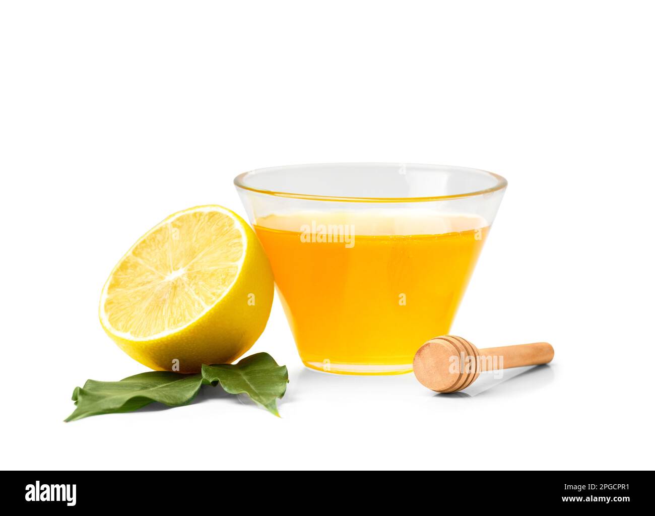 Miele in vaso di vetro e limone con foglie su fondo bianco. Vaso chiuso con miele e miele bastone sull'isolamento Foto Stock