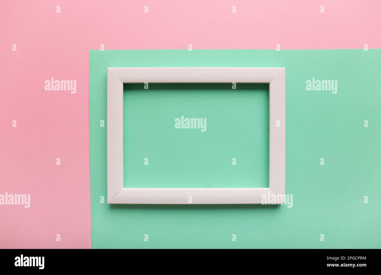 Carta astratta sfondo minimo con cornice bianca. Composizione minima con cornice vuota. Foto Stock