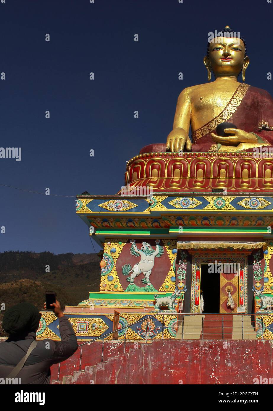 Tawang, Arunachal Pradesh, India - 8th dicembre 2019: Statua del buddha gigante di tawang, una delle attrazioni turistiche più popolari della stazione della collina di tawang Foto Stock