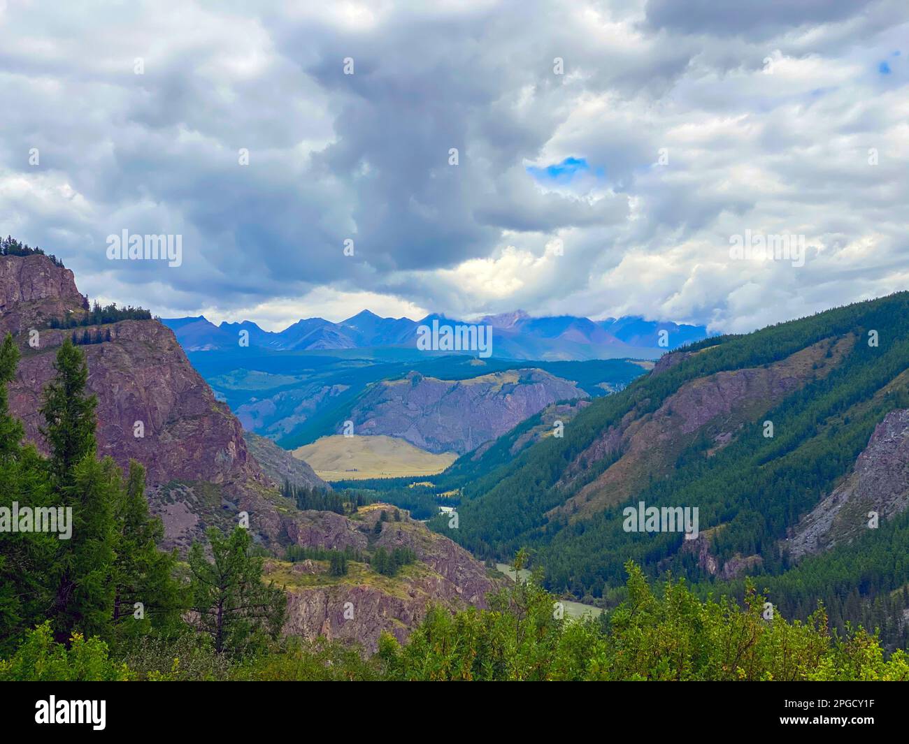 Panorama di montagne con varie cime all'orizzonte in Altai in serata in Siberia. Foto Stock