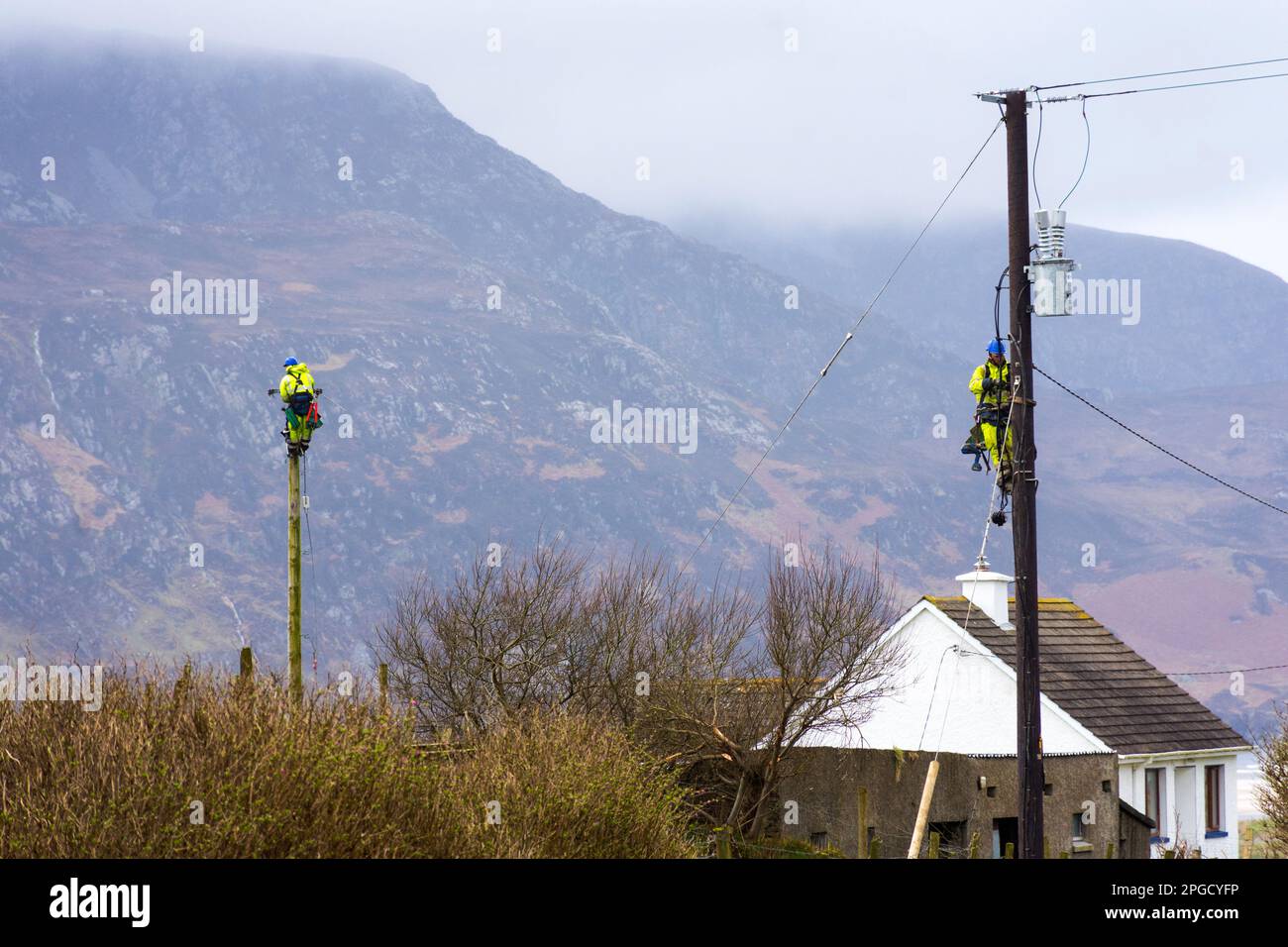 Ingegneri ESB che lavorano per collegare la fornitura di energia elettrica nella contea rurale di Donegal, Irlanda Foto Stock