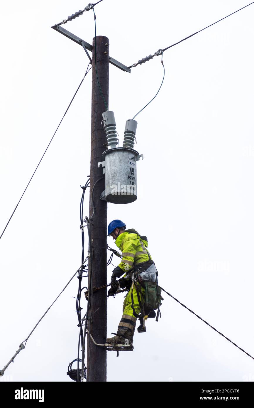 Ingegneri ESB che lavorano per collegare la fornitura di energia elettrica nella contea rurale di Donegal, Irlanda Foto Stock