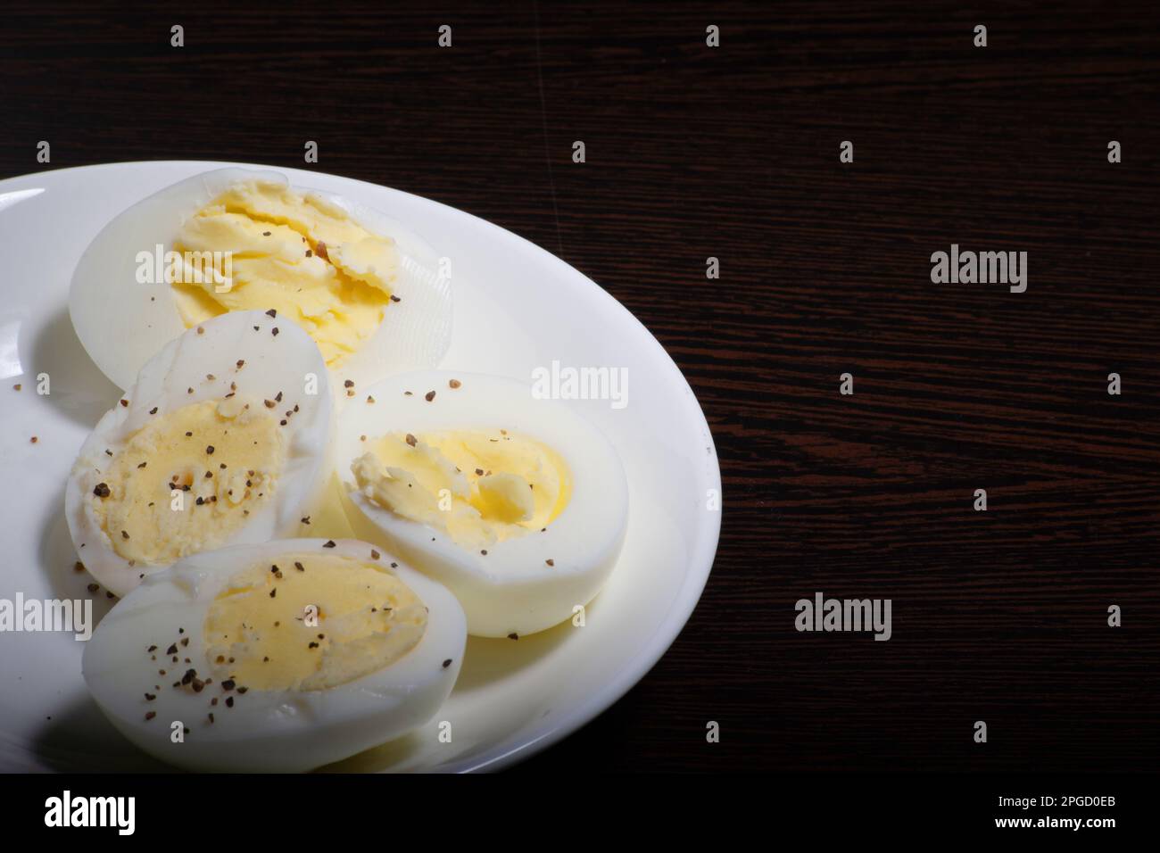 Affettare le uova sode nel piatto, alimenti proteici naturali Foto Stock Affettare le uova sode nel piatto, alimenti proteici naturali Foto Stock