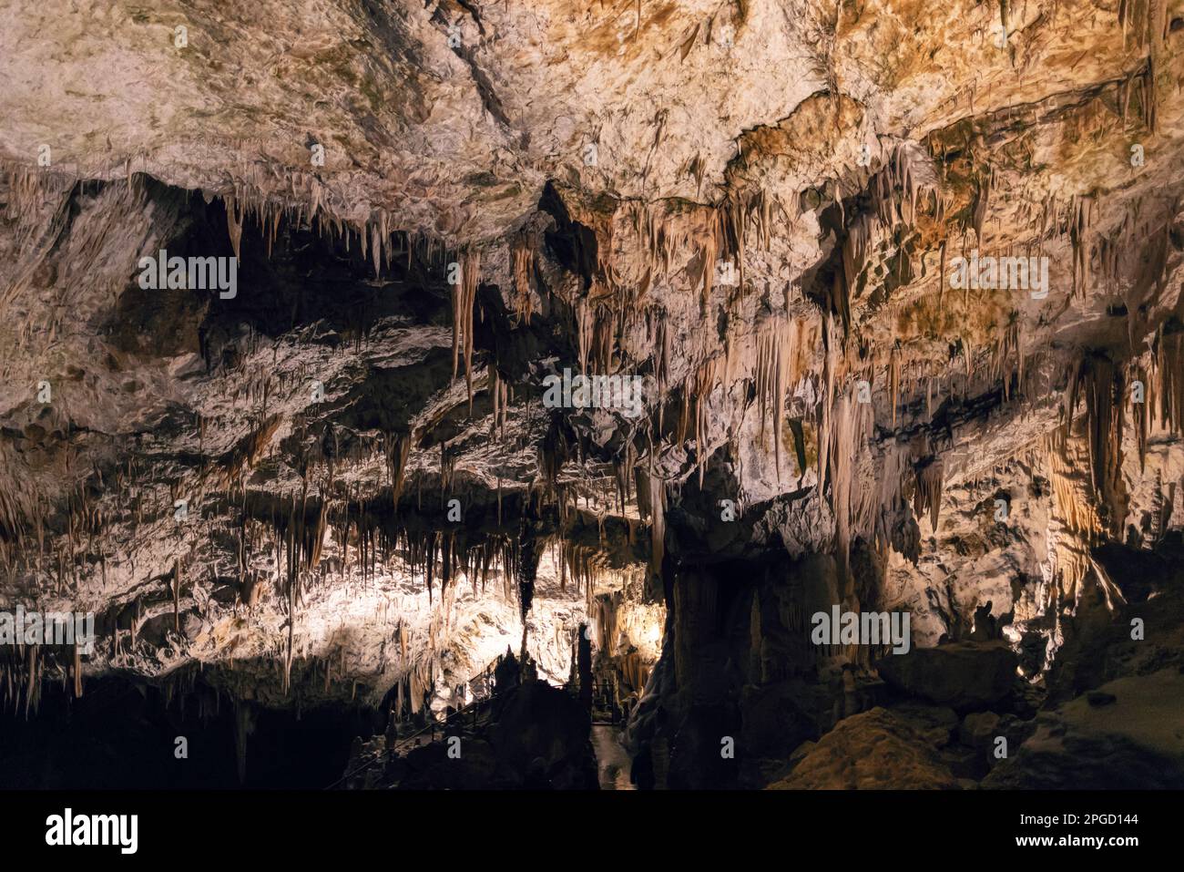Stalattiti e stalagmiti si formano in una grotta di drippstone Foto Stock