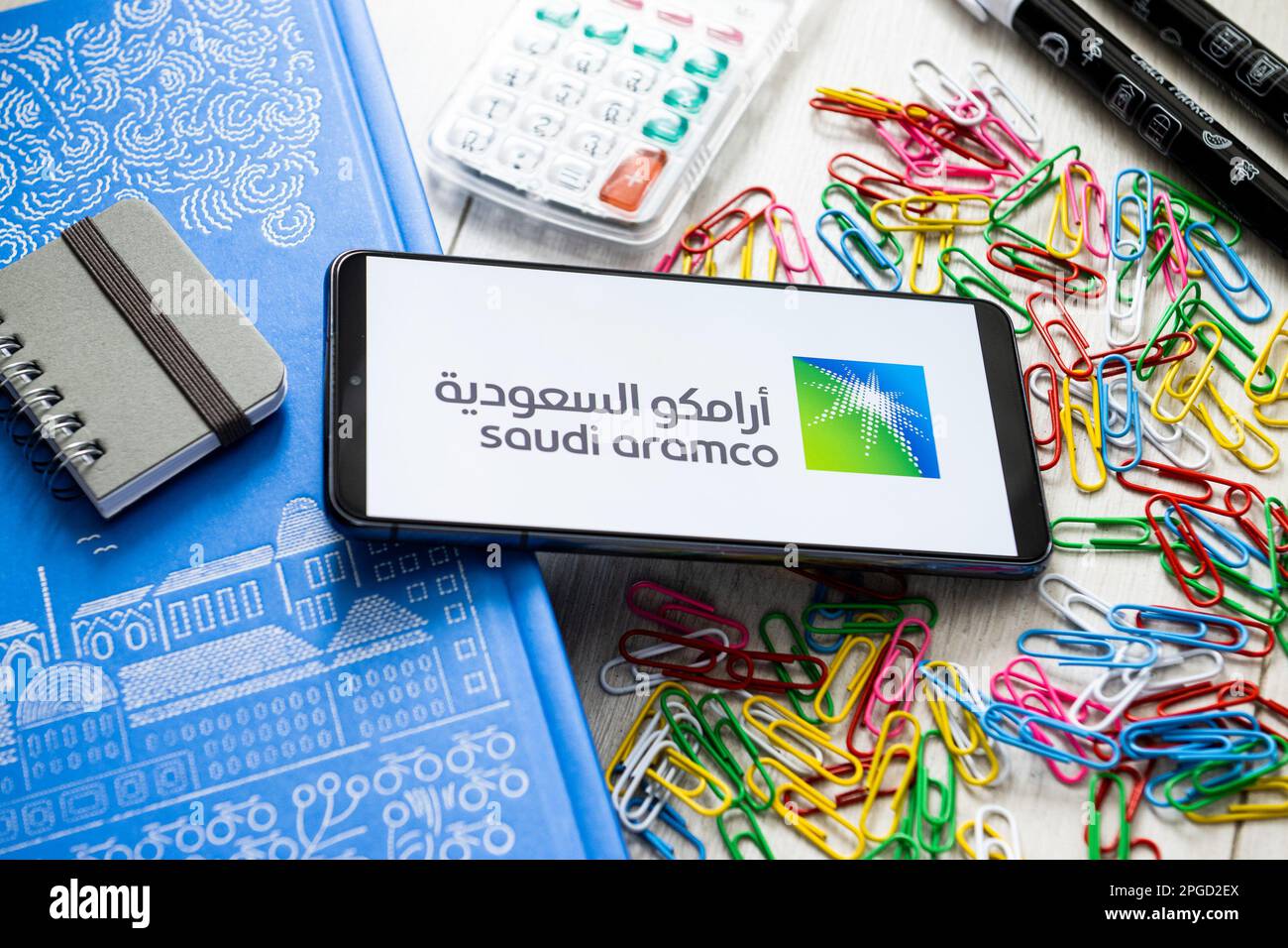 Polonia. 07th Mar, 2023. In questa foto viene visualizzato un logo Saudi Aramco su uno smartphone. Credit: SOPA Images Limited/Alamy Live News Foto Stock