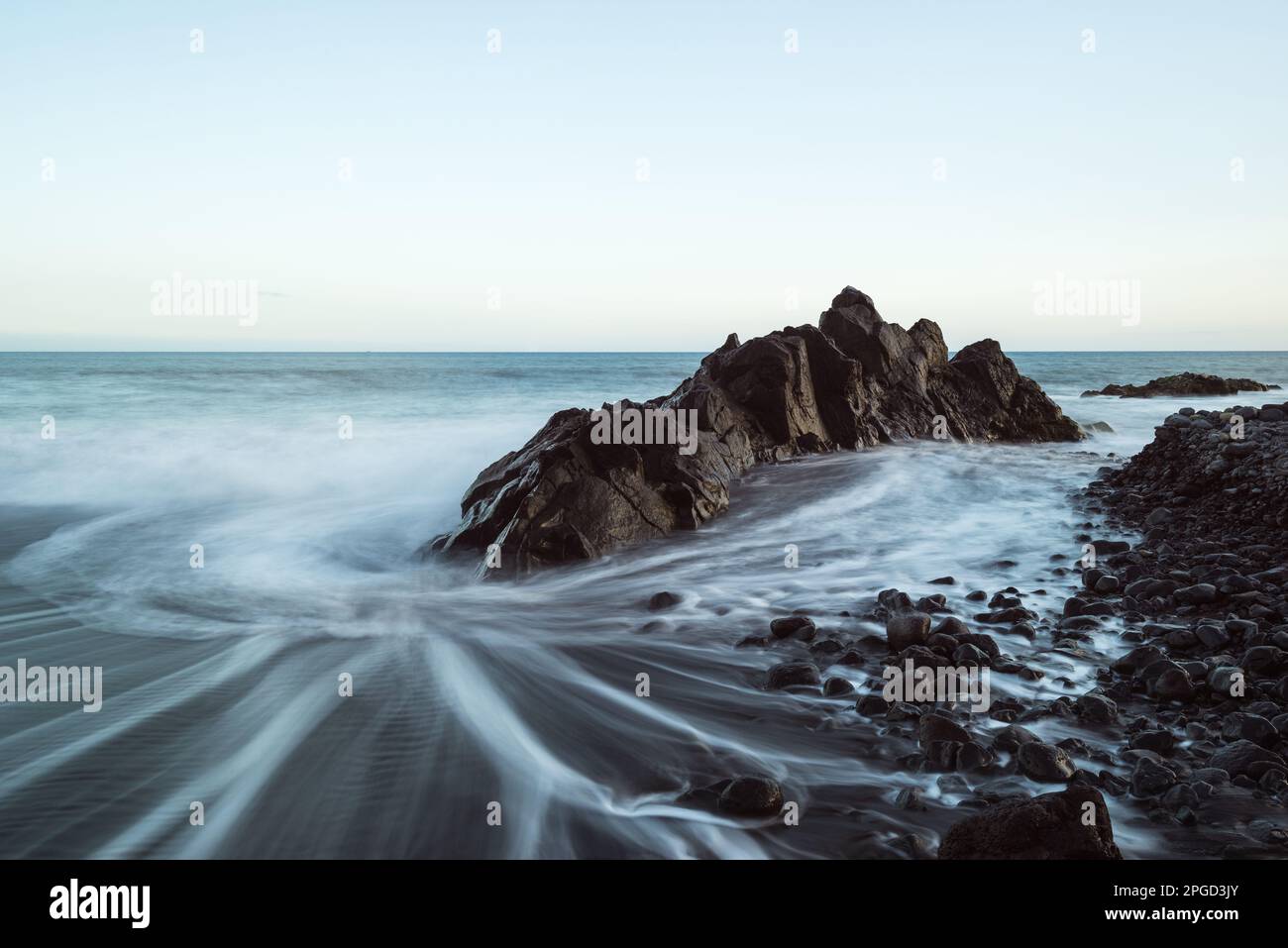 Onde sulla spiaggia lungo la costa di Madeira Foto Stock