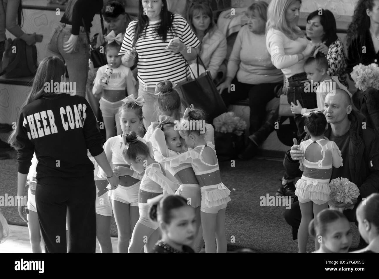 ODESSA, UCRAINA -Mar 5, 2023: Campionato di cheerleading per bambini. Giovani spettatori cheerleaders e i loro genitori emotivamente guardare spettacolo di r Foto Stock