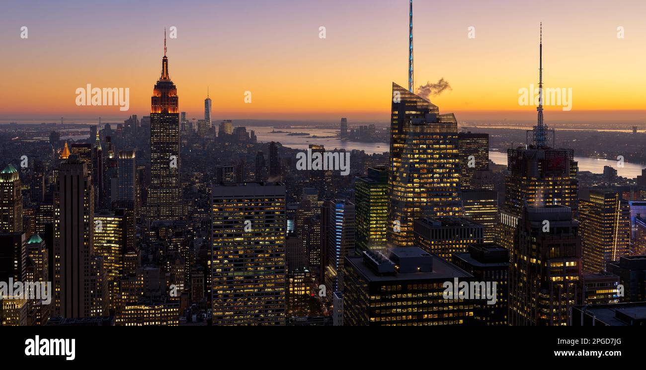 Vista aerea di New York City sui grattacieli del centro di Manhattan e sul fiume Hudosn al tramonto Foto Stock