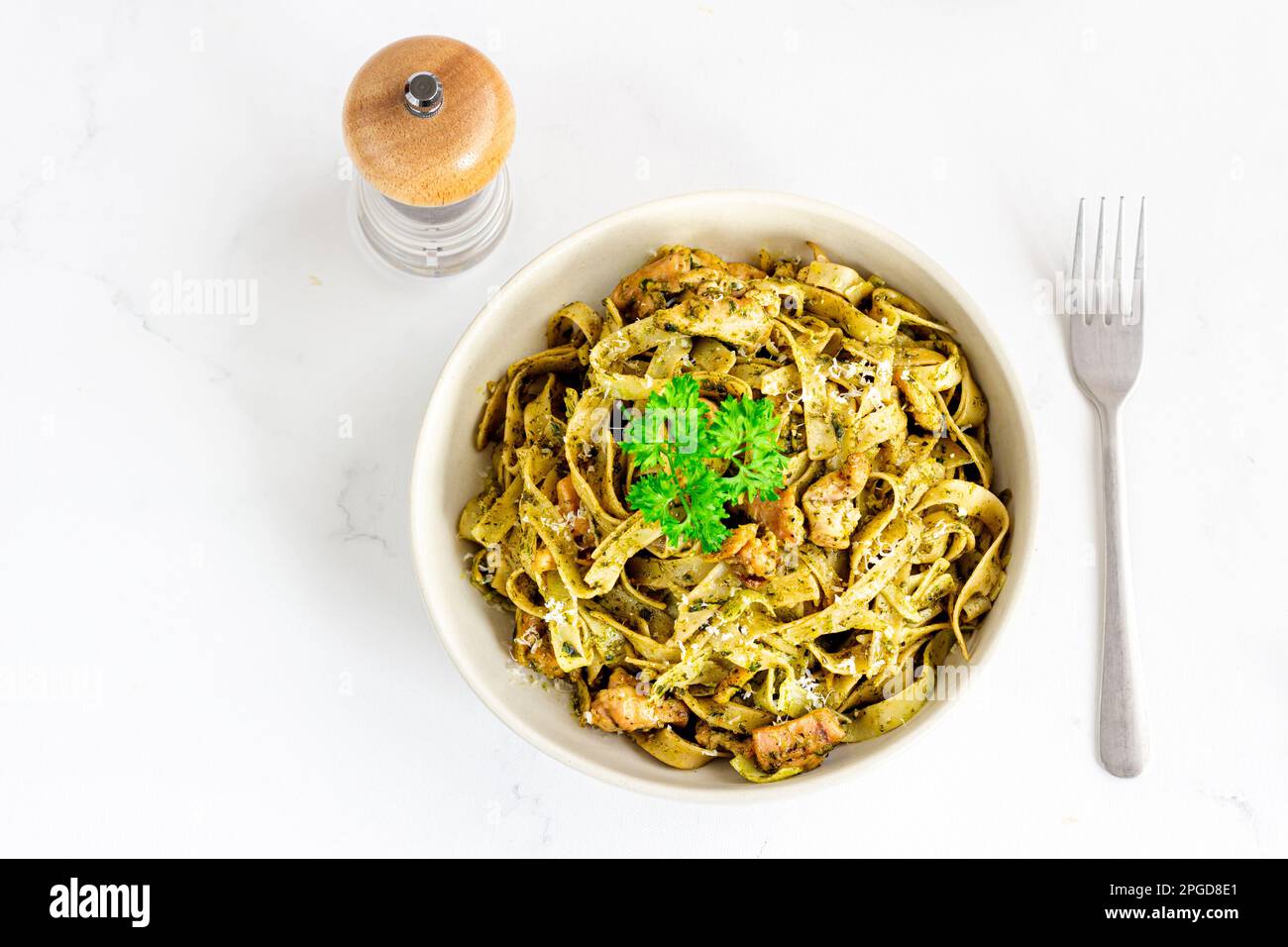 Tagliatelle di pollo Pasta in una ciotola Top Down Italian Food foto Foto Stock