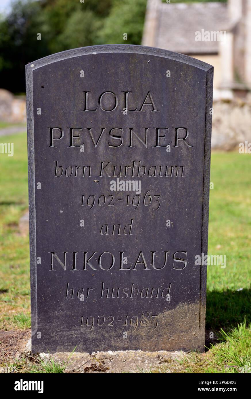 La tomba dello storico architettonico Sir Nikolaus Pevsner e di sua moglie Lola nel cimitero di San Pietro a Clyffe Pypard, nel Wiltshire. Foto Stock