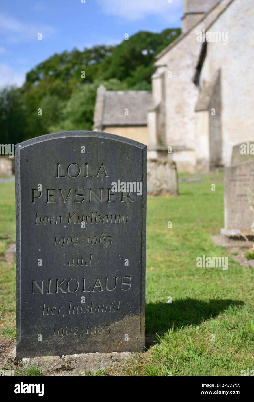 La tomba dello storico architettonico Sir Nikolaus Pevsner e di sua moglie Lola nel cimitero di San Pietro a Clyffe Pypard, nel Wiltshire. Foto Stock